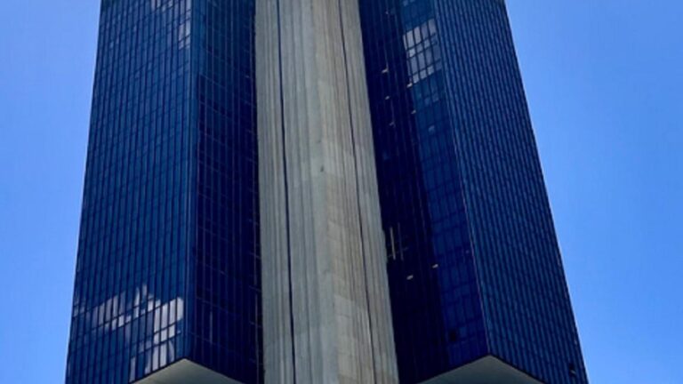Super Quarta, balanços dos bancos e petróleo a US$ 105: o que muda para o investidor